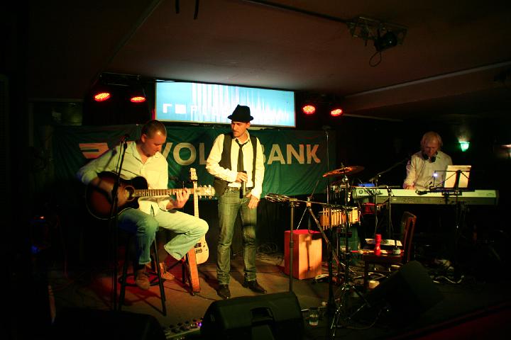 2008-11-28 M3_live at replugged 095.jpg